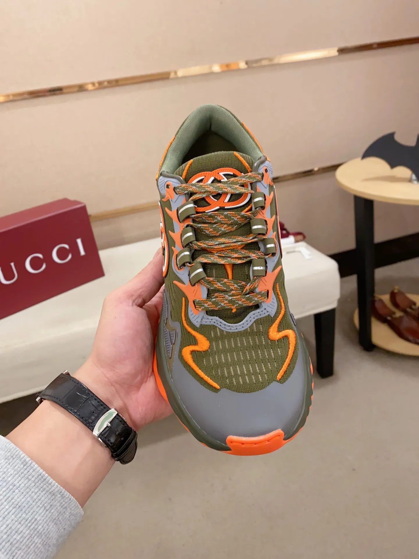 Men's shoes💰: 840💰High version of Gucci series couple's thick-soled sneakers! Gucci Gucci wave shoes Gucci's new designer has brought a new design, with a more comfortable foot feel and a new wave design. GUCCI's new Ripple wave shoes have an upper made of soft nappa leather and mesh. The foamed TPU midsole provides excellent comfort and feels like falling into the clouds. This new sports shoe adopts a thick-soled design, with a stitched leather upper and mesh, showing a full sense of technology. The two major brand logo details, the 3D-effect interlocking Double G leather patch and the Gucci letter metal hardware, inject a dazzling texture into the overall design. These shoes are crafted from silver metallic leather. Silver metallic leather, leather piping mesh details, Gucci lettering metal hardware, interlocking double G patch, lightweight rubber sole, top stitching and comes with a pair of shoelaces. Size: Women's 35-40 (can be customized to 34.41).        Male 39-44 (38.45 can be customized).